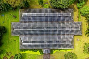 Maison écologique composée de panneaux solaires photovolatïques