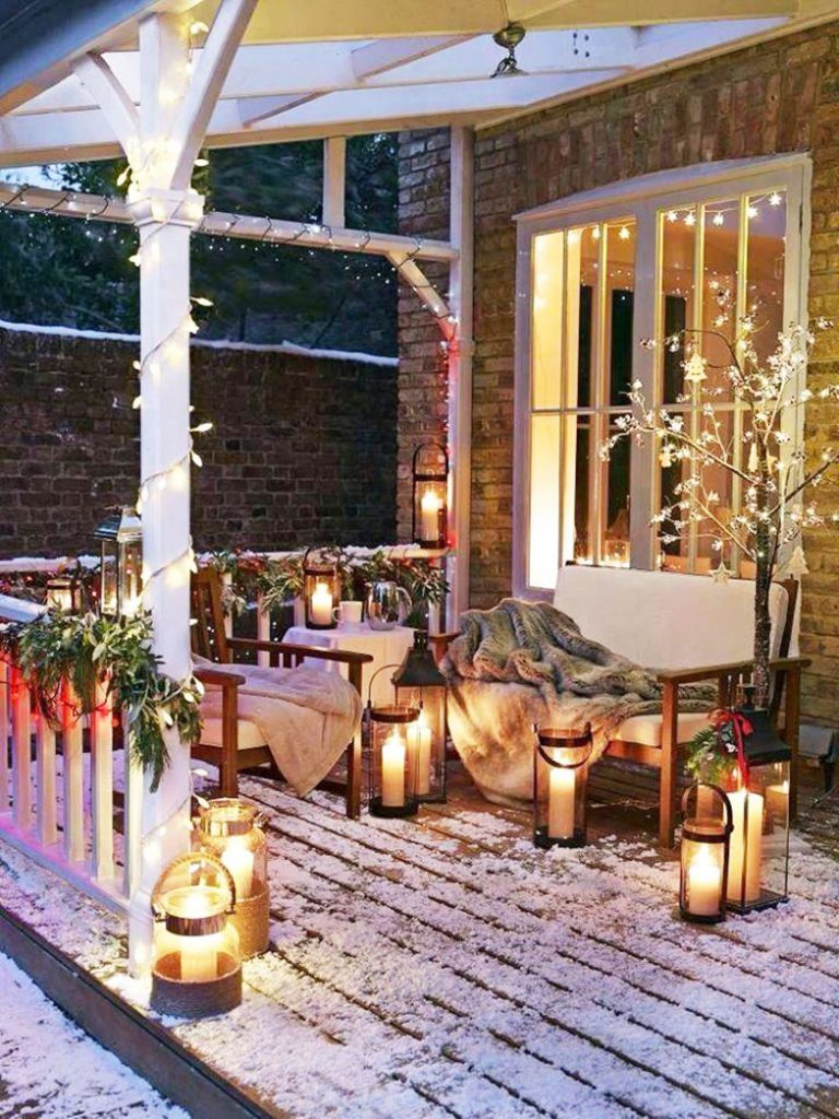 sous-le-porche-devant-la-maison-une-deco-de-noel-cocooning-1_5759541