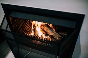 Un feu de bois dans le foyer d'un poêle