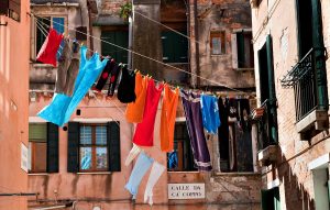 Linge coloré qui sèche dans la rue