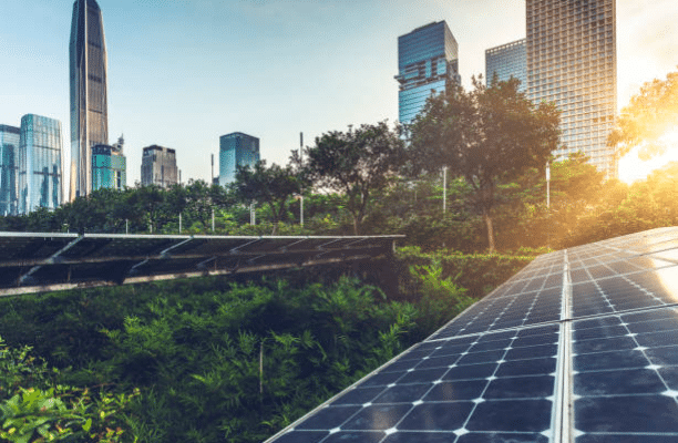 Panneaux solaires et verdure au milieu du centre d'affaires d'une grande ville