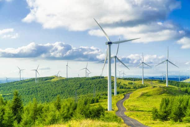 Champ d'éoliennes sous un ciel nuageux