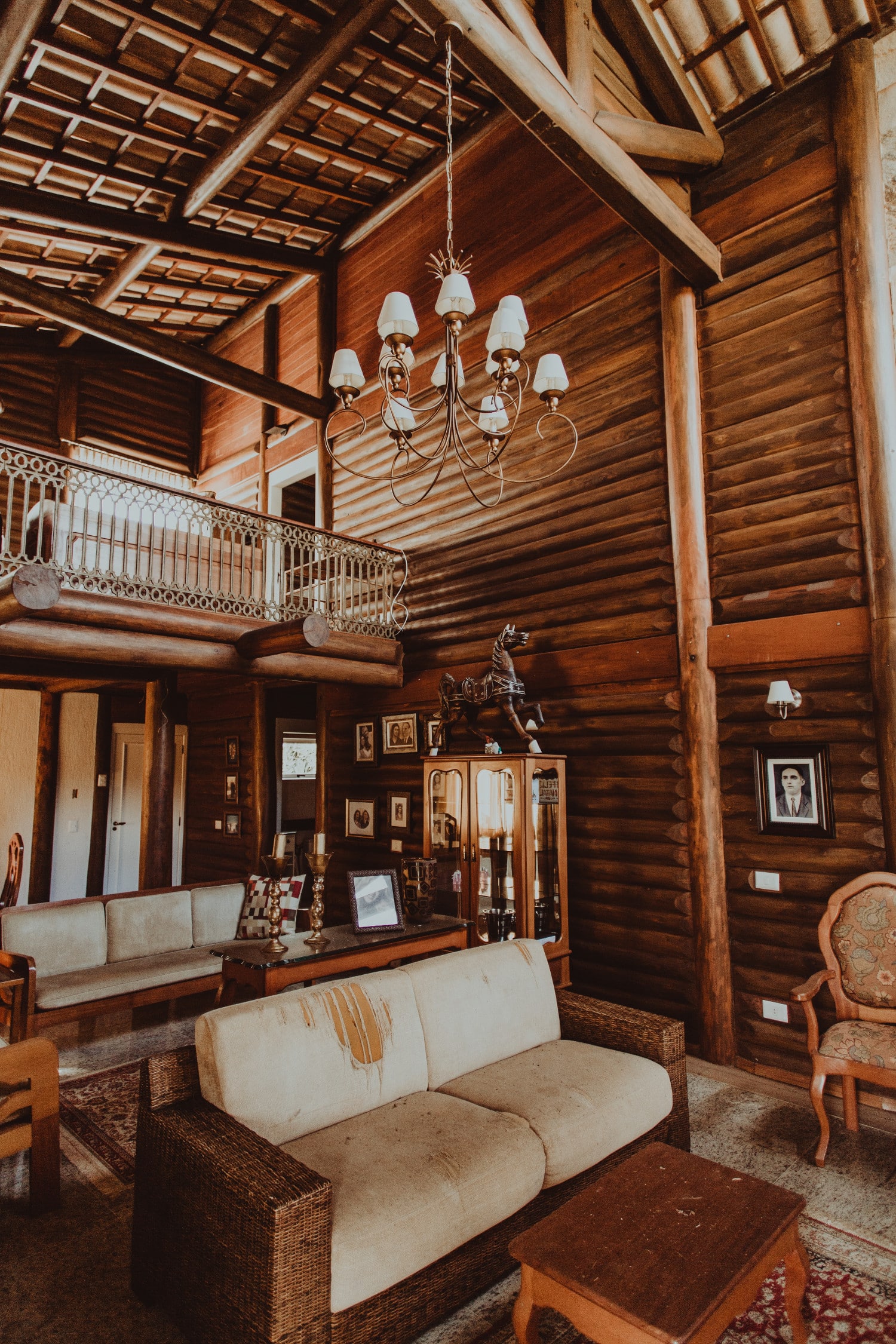 intérieur de chalet en bois avec décoration typique