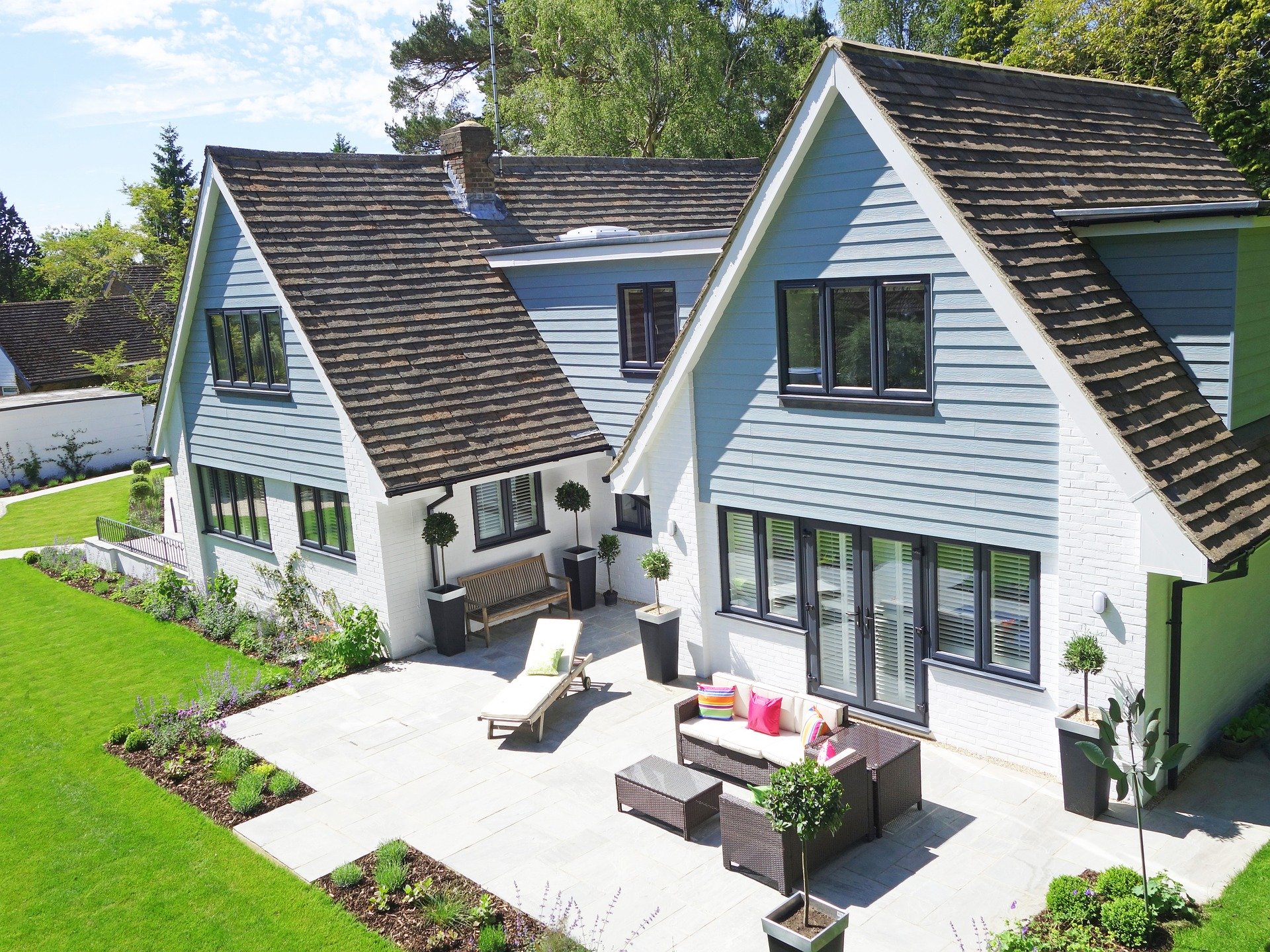 Grande maison avec une terrasse