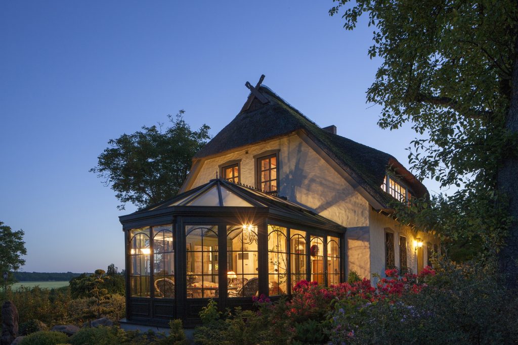 Maison traditionnelle avec une véranda à chevrons 