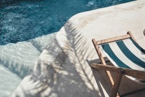 transat au bord d'une piscine